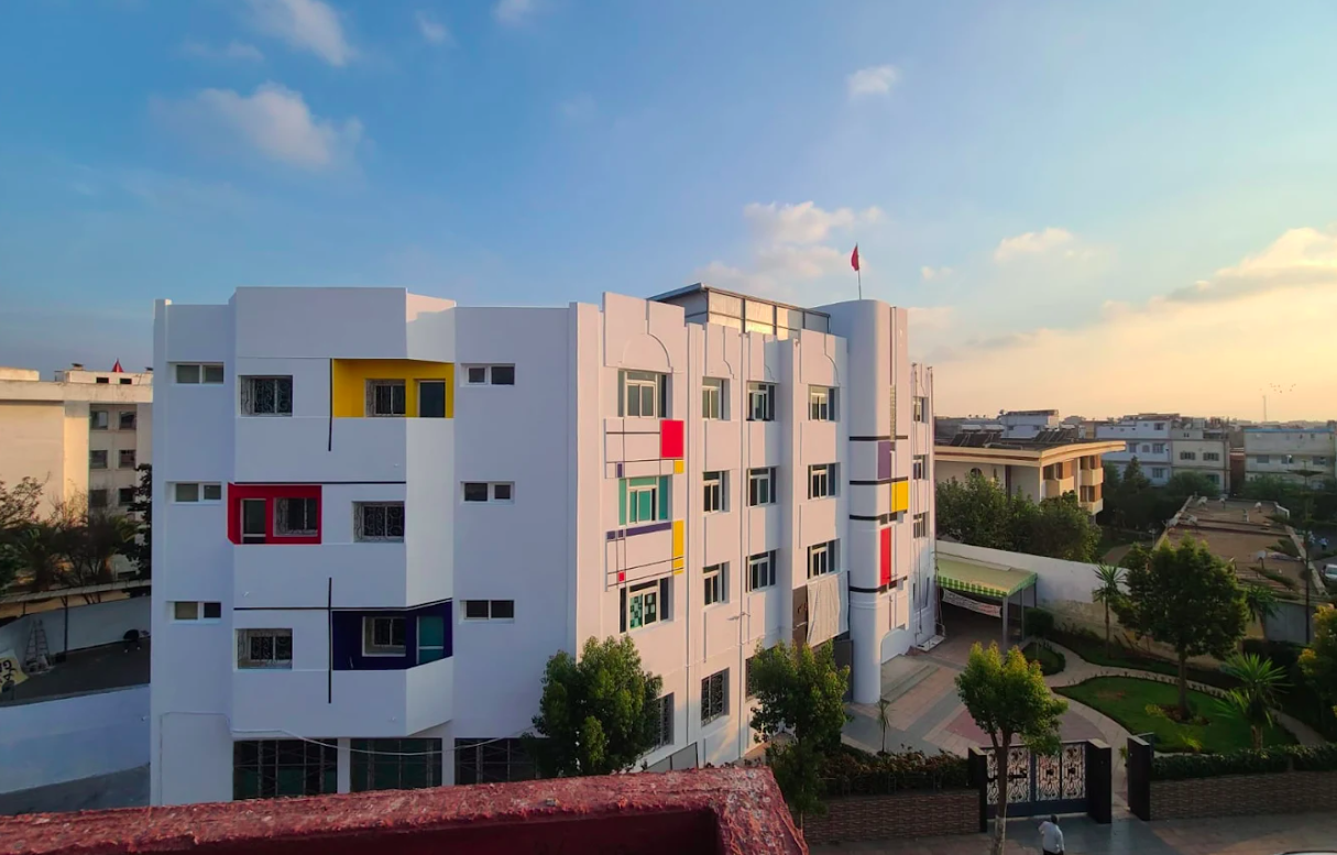 Façade Gauss au coucher de soleil